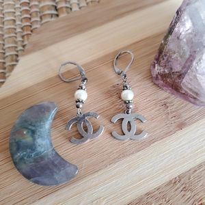 No brand earrings initial C